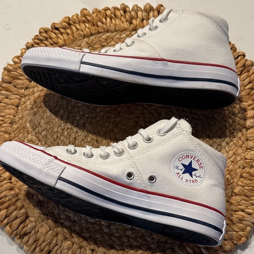 Converse Women’s White and Red Sneakers like new - Picture 4 of 6